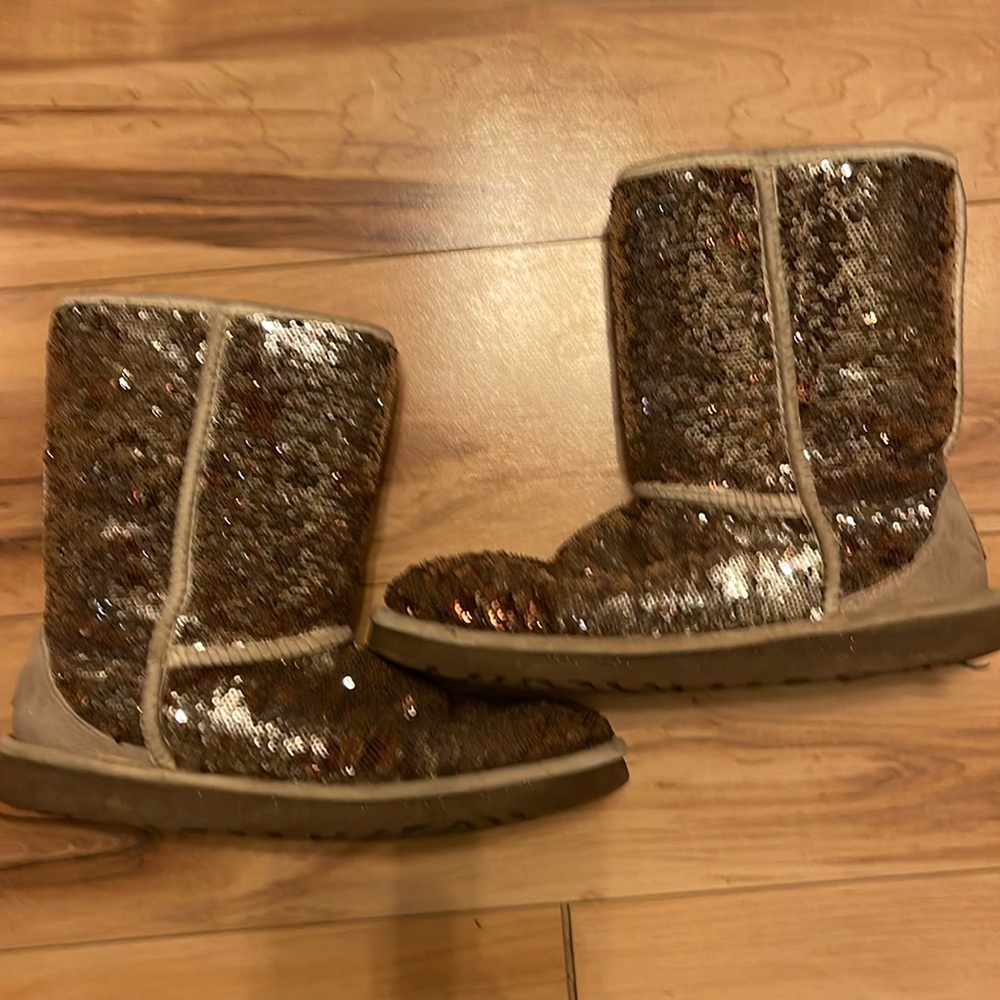 Ugg short glitter brown size 8 sheepskin lined used